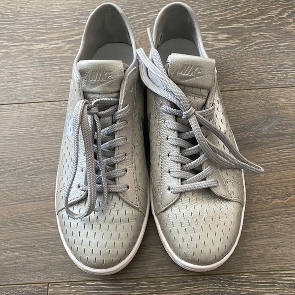 Nike Shoes - Nike women’s size 7 silver sneakers
